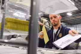 Chàng trai ủng hộ ông Trump, bạn gái lại quyết bỏ phiếu cho bà Harris 