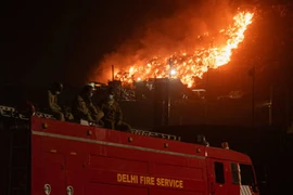 Cận cảnh vụ cháy ‘Đỉnh Everest rác’ của Ấn Độ