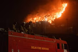 Cận cảnh vụ cháy ‘Đỉnh Everest rác’ của Ấn Độ