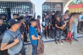 Mexico phát hiện 129 người di cư nhồi nhét trong xe đầu kéo giữa nắng nóng