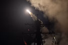 Mỹ lần đầu tấn công tên lửa đất đối không của Houthi