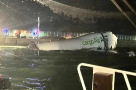 Máy bay trượt khỏi đường băng, lao xuống biển ở Hồng Kông