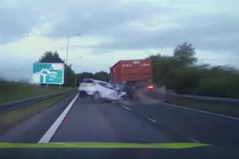 Khoảnh khắc ô tô đâm vào đuôi xe tải khi cố chạy trốn cảnh sát