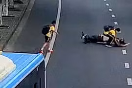 Thấy ông lão bị xe buýt hất văng, nhóm học sinh liền chạy tới đỡ dậy