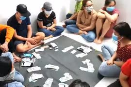 [Tin nhanh tối 30-9-2021] Triệt xóa sòng bạc tiền tỷ, ‘con bạc’ tham gia phải test Covid-19