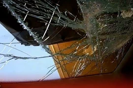 Khoảnh khắc tấm kim loại bay vun vút đập nát kính chắn gió ô tô