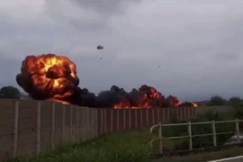 Máy bay quân sự rơi trúng ô tô làm 1 bé gái thiệt mạng