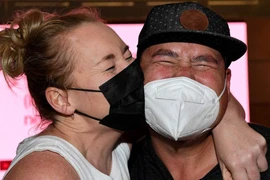 Cảnh đoàn tụ xúc động sau khi Australia mở cửa biên giới 