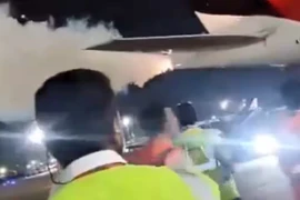 Khoảnh khắc máy bay Boeing 777 gặp sự cố, bất ngờ bốc khói dữ dội 