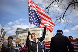 Biểu tình rầm rộ phản đối ông Trump trên khắp nước Mỹ 