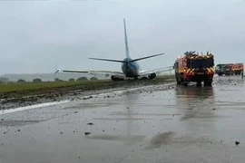 Gió lớn khiến máy bay chở khách trượt khỏi đường băng khi hạ cánh