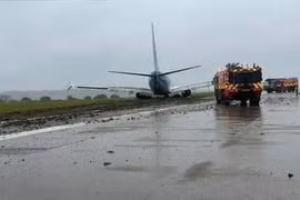 Gió lớn khiến máy bay chở khách trượt khỏi đường băng khi hạ cánh