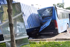 Container xuống dốc cầu tông trúng xe buýt chuẩn bị trả khách