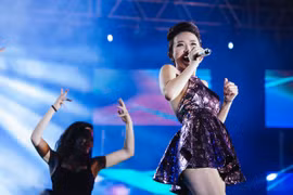 Tóc Tiên dù trật chân nhưng vẫn "bùng cháy" cùng sinh viên