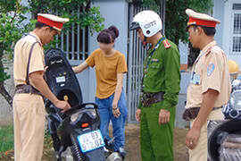 Thiếu nữ 18 tuổi đi xe máy, trong cốp có 2kg...thuốc nổ