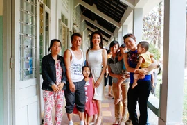 MC Nguyễn Cao Kỳ Duyên thăm bệnh nhi hở hàm ếch