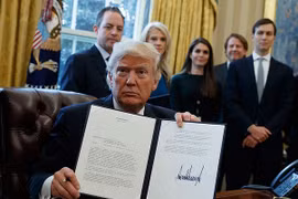 Tổng thống Trump chuẩn bị kí sắc lệnh nhập cư mới