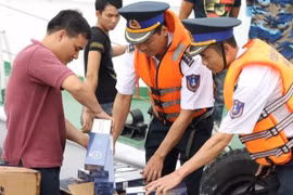 Cảnh sát biển bắt giữ tàu vận chuyển hơn 80.000 bao thuốc lá lậu