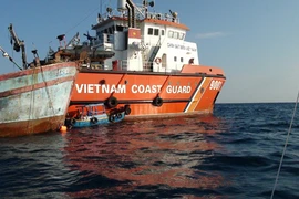 Cảnh sát biển cứu nạn tàu cá đâm phải đá ngầm