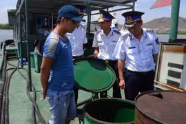 Tạm giữ tàu vận chuyển 50.000 lít dầu DO không rõ nguồn gốc