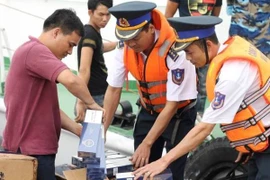Cảnh sát biển bắt giữ tàu vận chuyển hơn 80.000 bao thuốc lá lậu