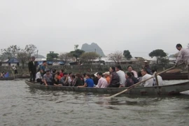 Chùa Hương – Những hình ảnh phản cảm