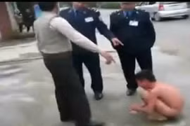 Khốn khổ đứa trẻ bị bố lột truồng, bắt ăn...phân