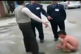 Khốn khổ đứa trẻ bị bố lột truồng, bắt ăn...phân