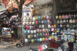 HN: Mũ bảo hiểm “rởm” vẫn bày bán tràn lan