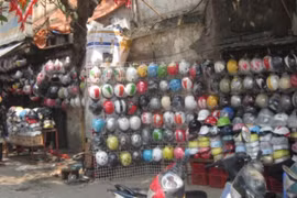 HN: Mũ bảo hiểm “rởm” vẫn bày bán tràn lan