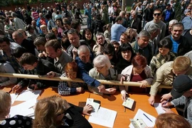 Cử tri Ukraine bỏ phiếu bất chấp cuộc trưng cầu bị lên án 