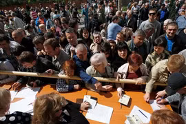 Cử tri Ukraine bỏ phiếu bất chấp cuộc trưng cầu bị lên án 