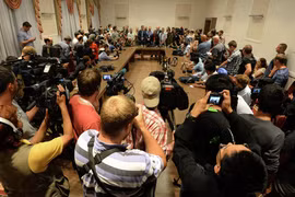 Cảnh sát Malaysia đến hiện trường tai nạn MH17