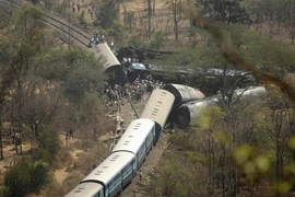 Ấn Độ: Tàu hỏa du lịch trật bánh, hàng chục người tử vong