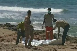 Lật tàu khiến ít nhất 36 người di cư chết đuối