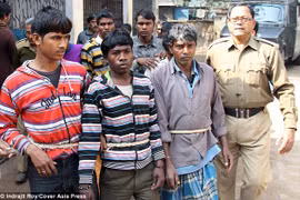 Kinh hoàng cô gái trẻ bị 13 người hiếp do dám yêu trai làng khác