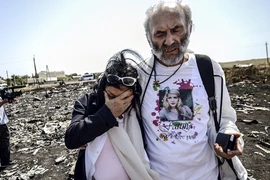 Xúc động chuyện cha mẹ già tìm con trong thảm họa MH17