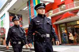 Cảnh sát tinh nhuệ Thượng Hải đi tuần tra được mang súng ngắn