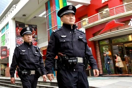 Cảnh sát tinh nhuệ Thượng Hải đi tuần tra được mang súng ngắn