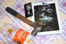 Một người Nga tức giận dùng búa đập iPad, iPhone, "mắng" Obama