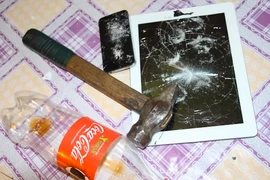 Một người Nga tức giận dùng búa đập iPad, iPhone, "mắng" Obama