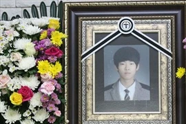 Vụ chìm phà Sewol: Người Hàn Quốc thương tiếc cậu thiếu niên anh hùng