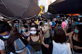 Anh "lo lắng" cho Hong Kong, Trung Quốc "tức tối ra mặt"