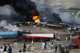 Taliban đốt cháy 200 xe chở dầu cho NATO