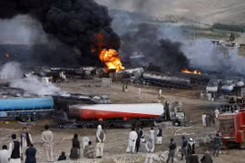 Taliban đốt cháy 200 xe chở dầu cho NATO