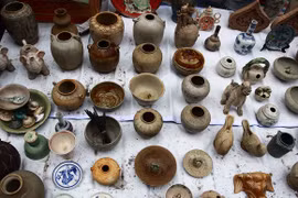 Săn hàng “độc” tại phiên chợ đồ cổ cuối năm