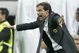 Được trọng tài “bênh”, Allegri sống chết chống lại “video quay chậm”