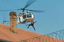 Vợ lái trực thăng giúp chồng vượt ngục gây chấn động nước Pháp