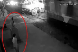 Cảnh lái xe bất lực nhìn tàu hỏa tông ôtô của mình bị chết máy