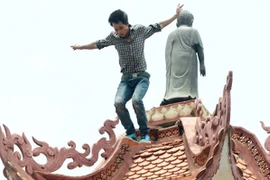 Video toàn cảnh vụ nam thanh niên ngáo đá trèo lên bảo tháp